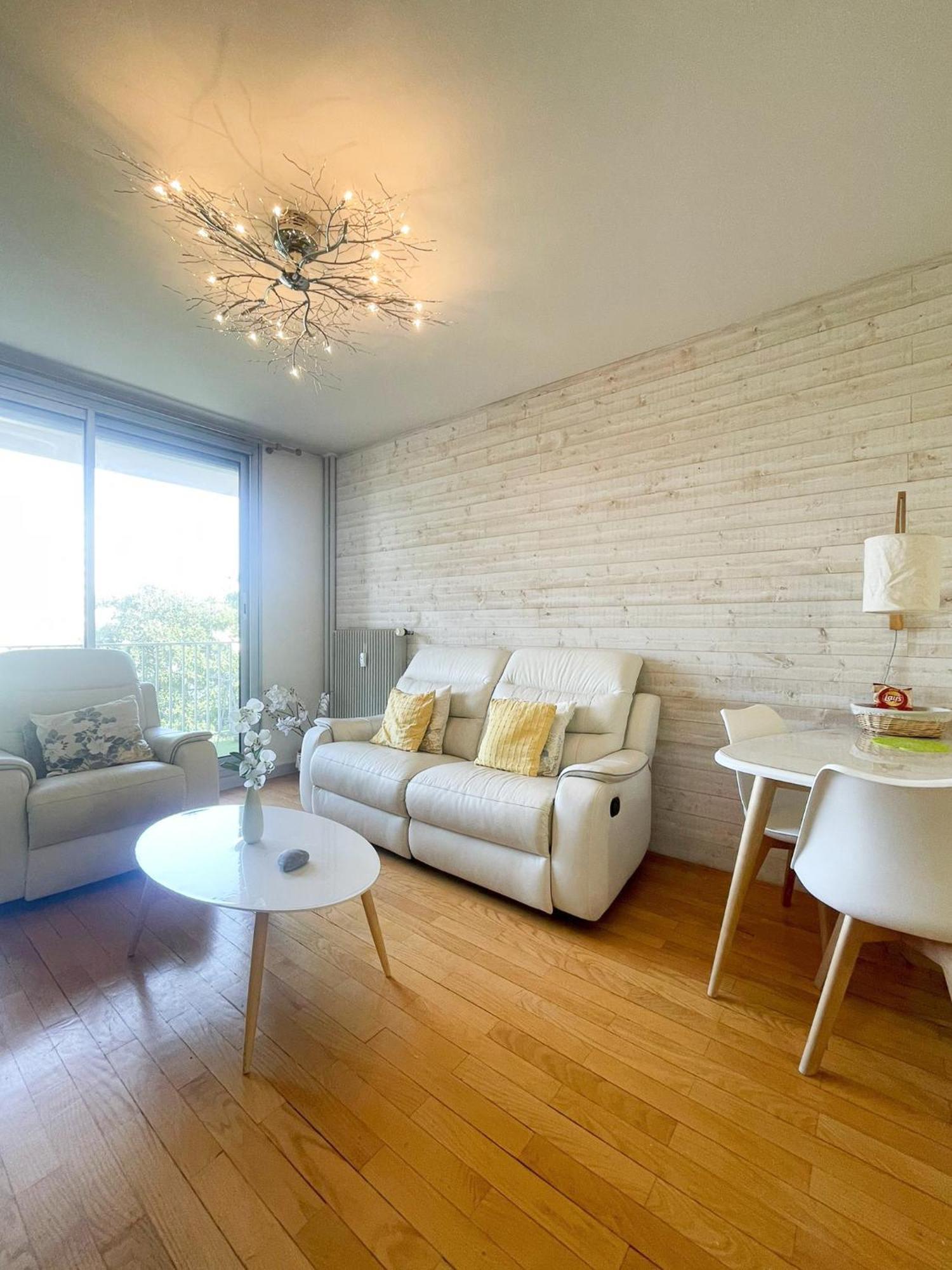 Appartement Spacieux Avec Balcon Bourg-en-Bresse Exterior foto